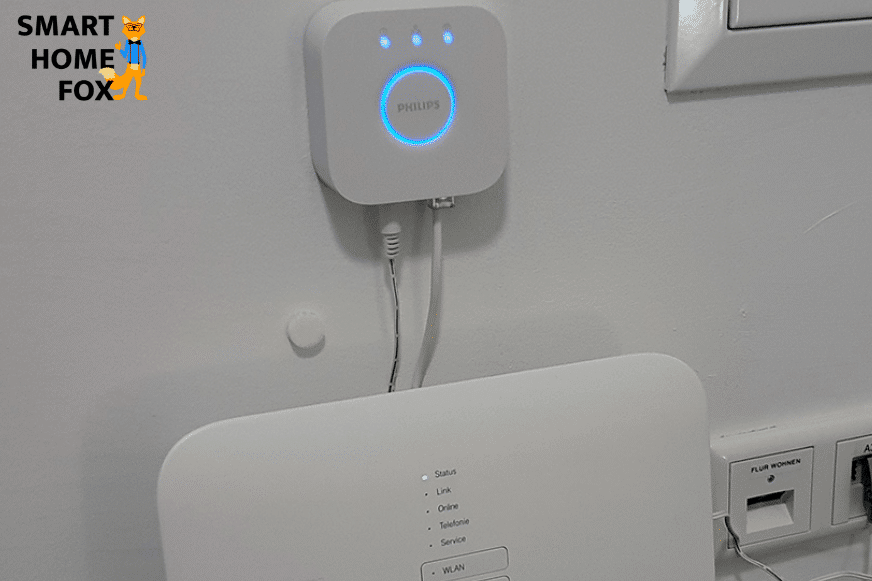 Man sieht die Philips Hue Zigbee Brdige.